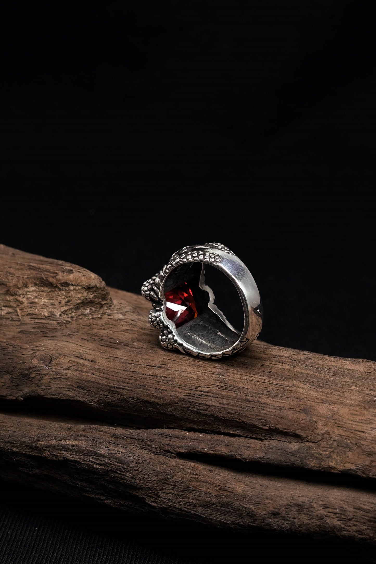 Retro Dragon Claw Close Inlaid Zircon Crystal Ring