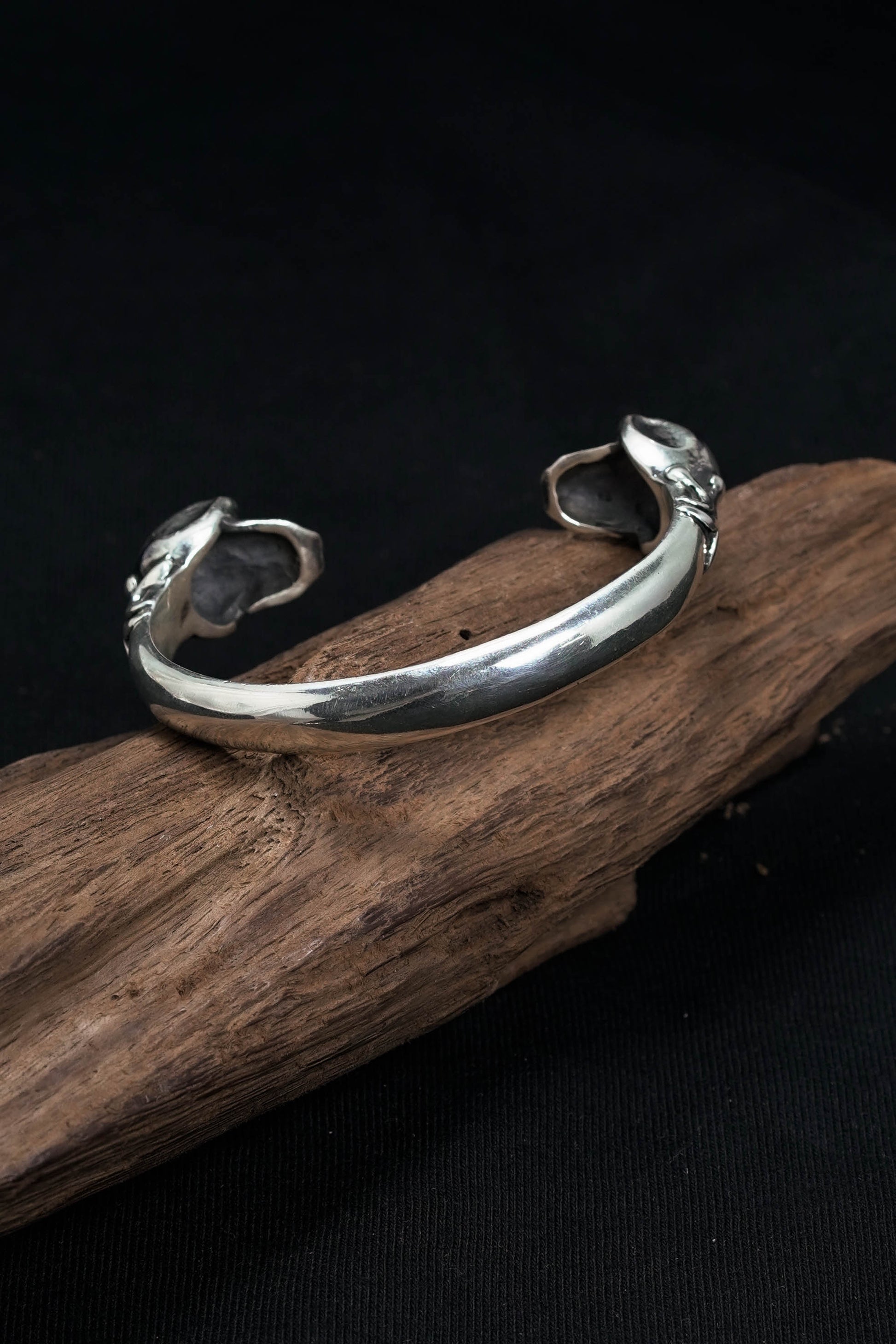 Retro Silver Domineering Double Skull Open Bangle