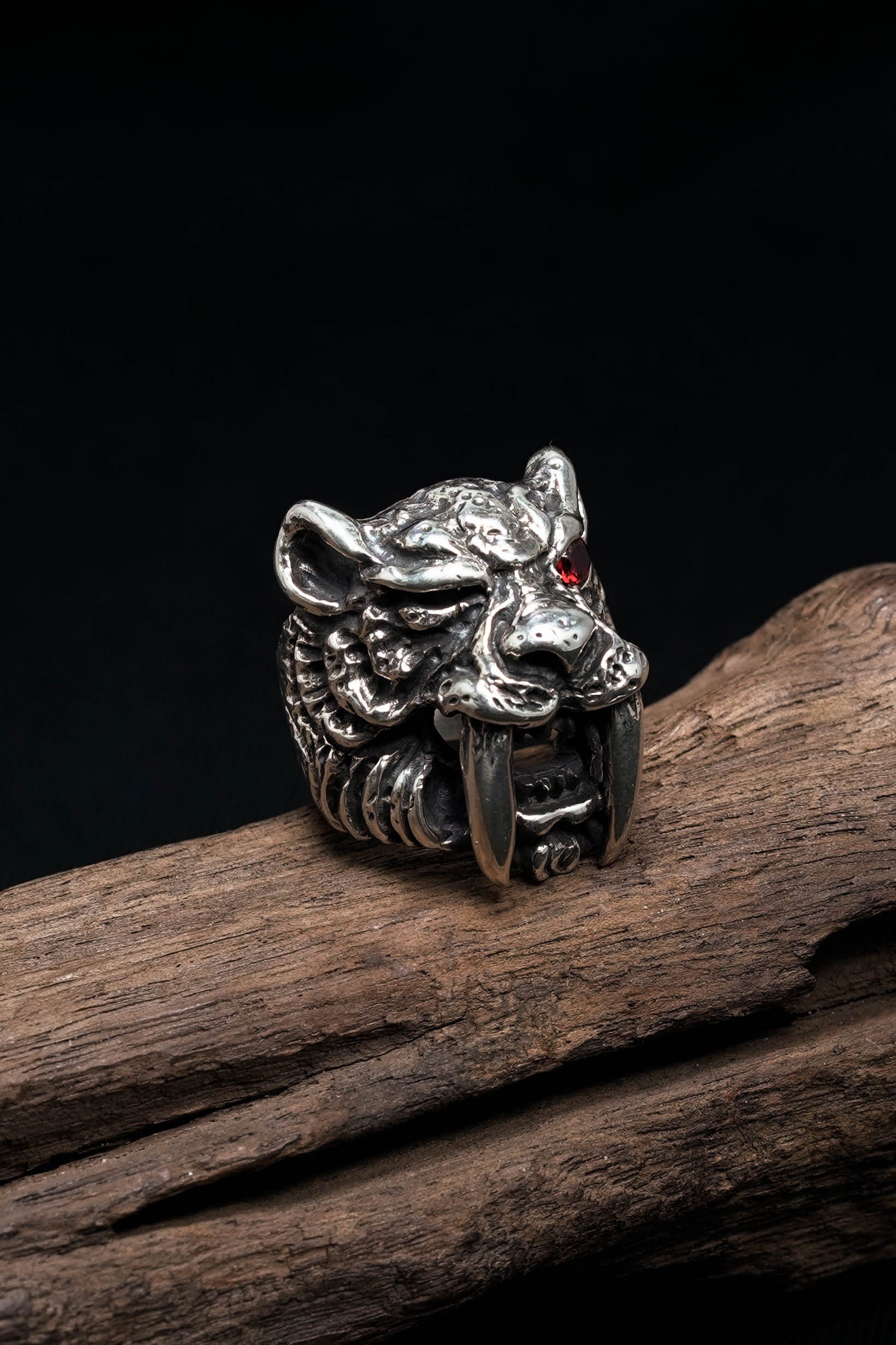 Vintage Domineering Red Eye Toothed Tiger Rings