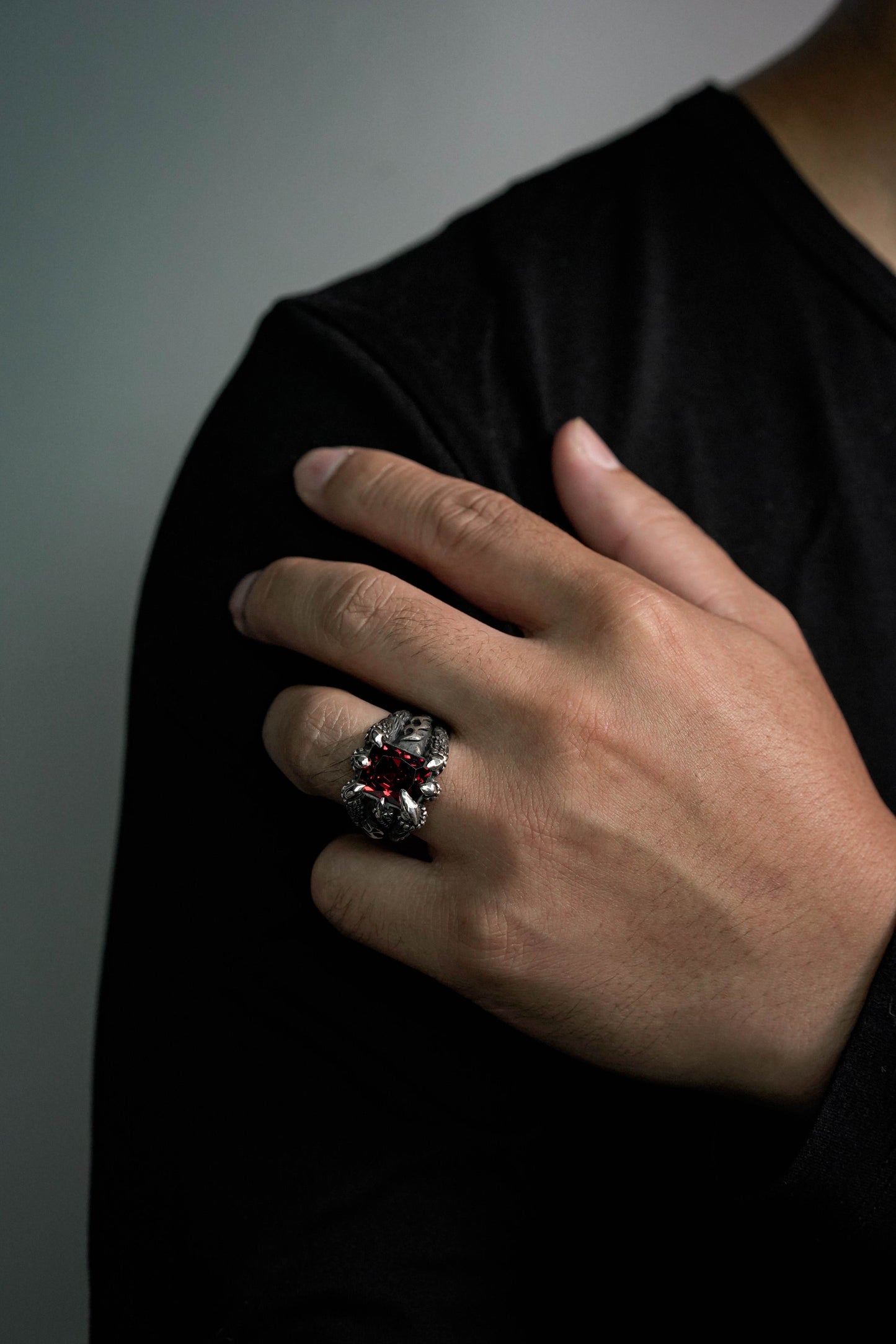 Retro Dragon Claw Close Inlaid Zircon Crystal Ring