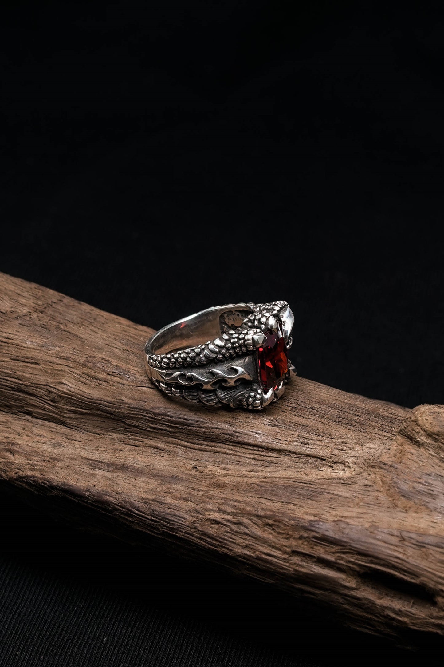 Retro Dragon Claw Close Inlaid Zircon Crystal Ring