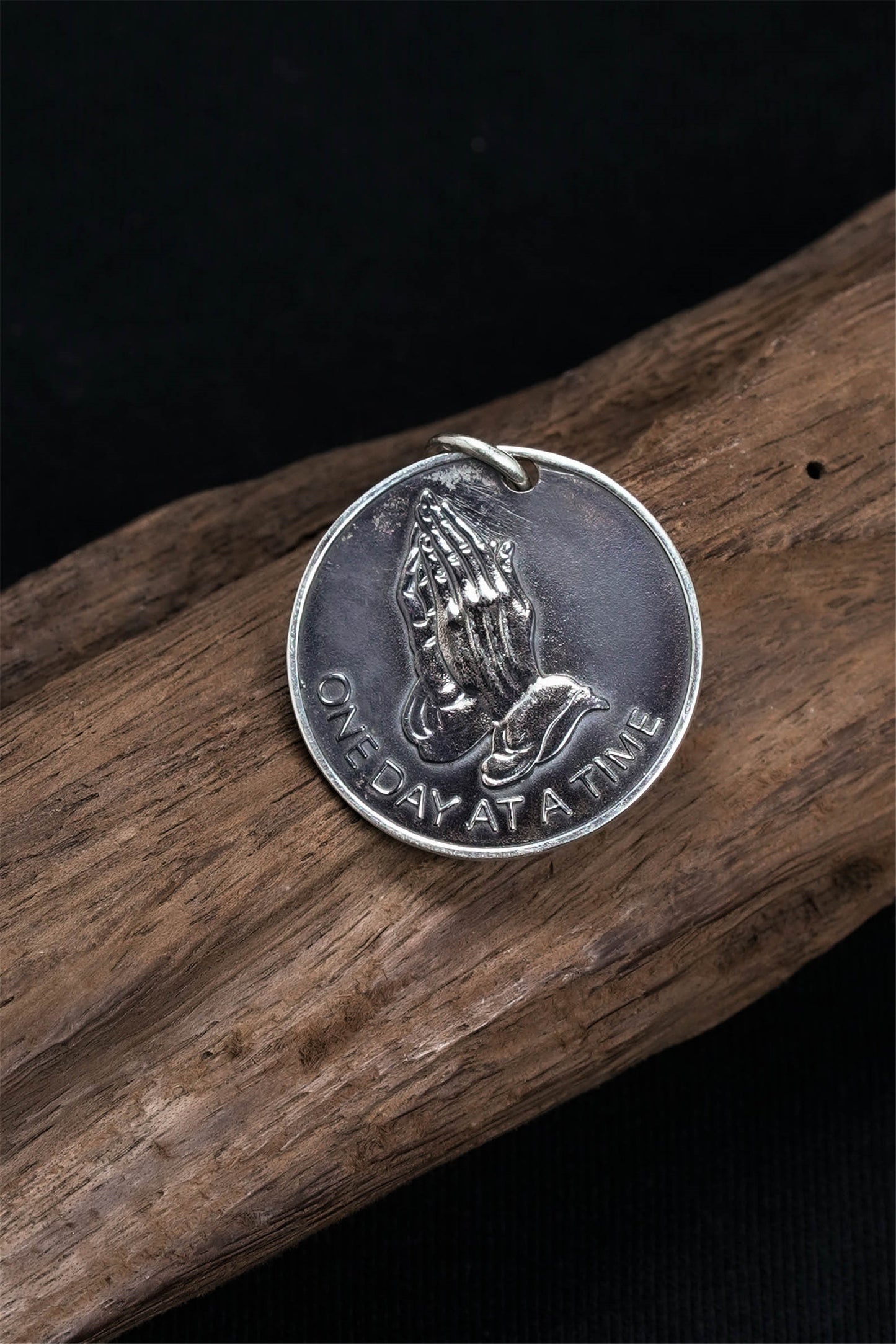 Retro 925 Sterling Silver Round Prayer Hand Pendant
