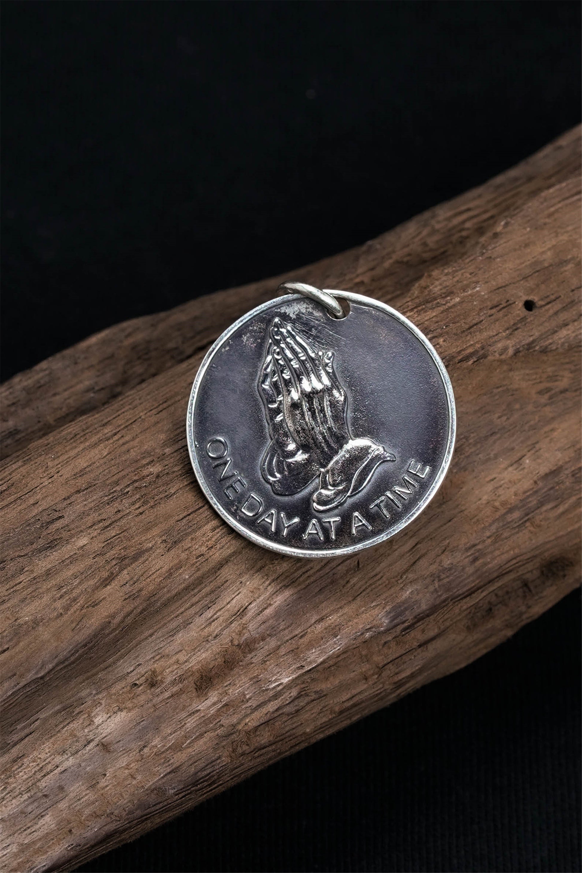 Retro 925 Sterling Silver Round Prayer Hand Pendant